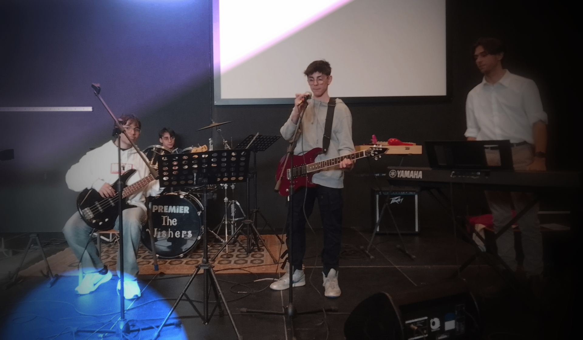 Band di studenti del Pascal sul palco durante un live