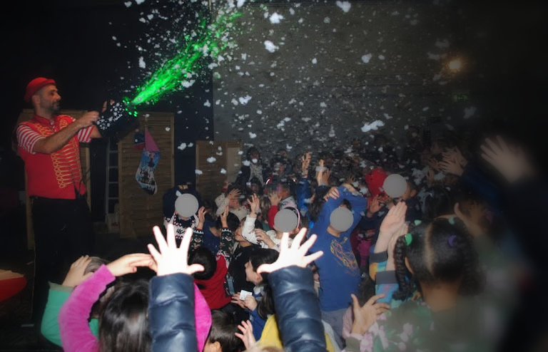 Spettacolo con effetti scenici e pubblico di studenti al Pascal